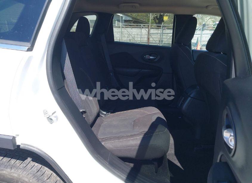 Photo 8 of 2016 Jeep Cherokee LATITUDE (VIN 1C4PJMCS3GW133617)