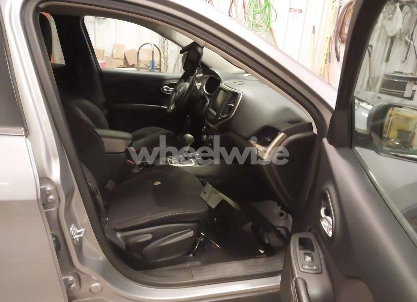 Photo 5 of 2016 Jeep Cherokee LATITUDE (VIN 1C4PJMCS3GW157481)