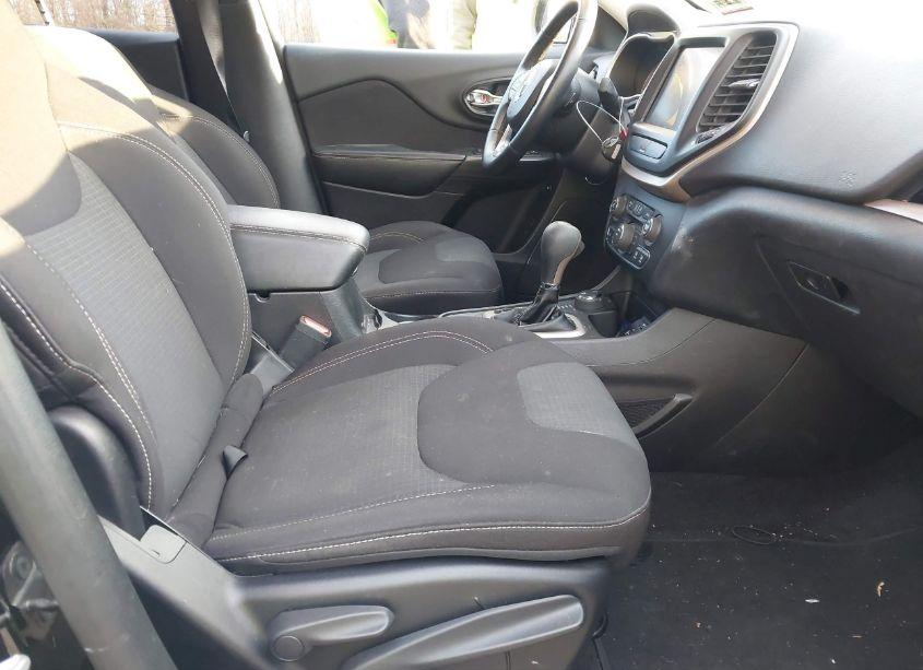 Photo 5 of 2016 Jeep Cherokee LATITUDE (VIN 1C4PJMCS3GW367630)