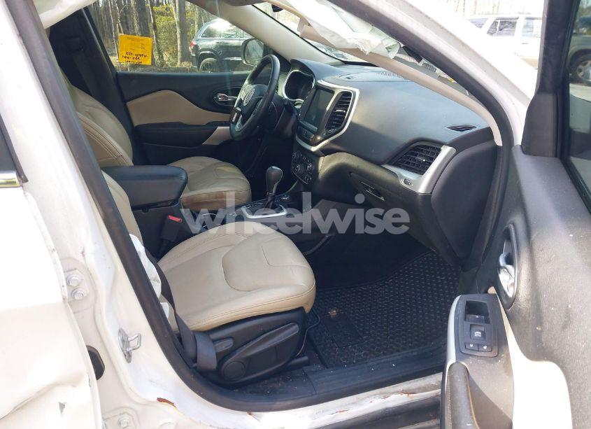 Photo 5 of 2017 Jeep Cherokee LATITUDE 4X4 (VIN 1C4PJMCS3HW588243)