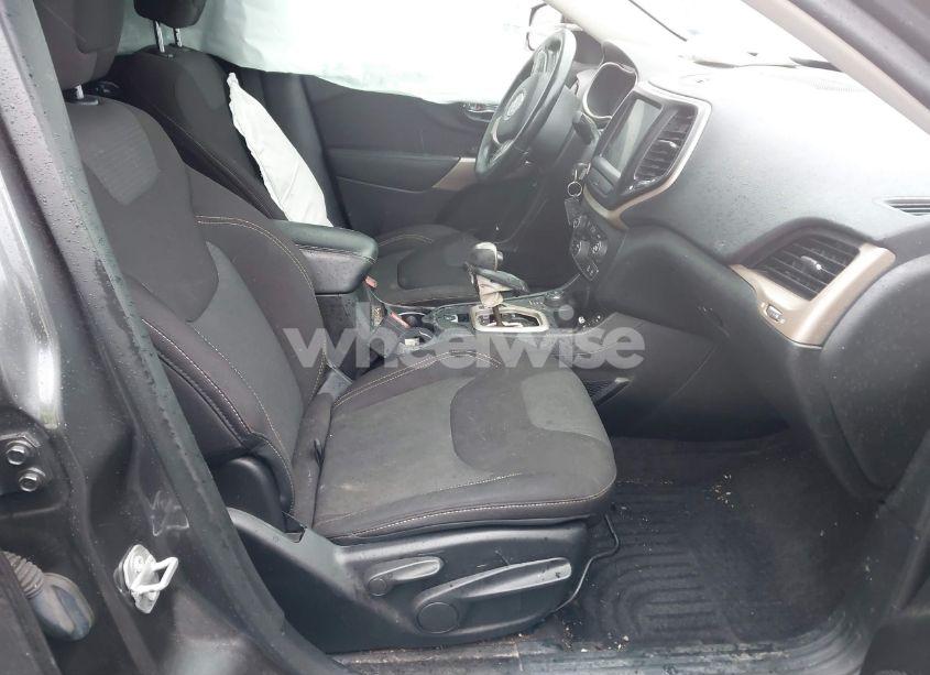 Photo 5 of 2017 Jeep Cherokee LATITUDE 4X4 (VIN 1C4PJMCS3HW589358)