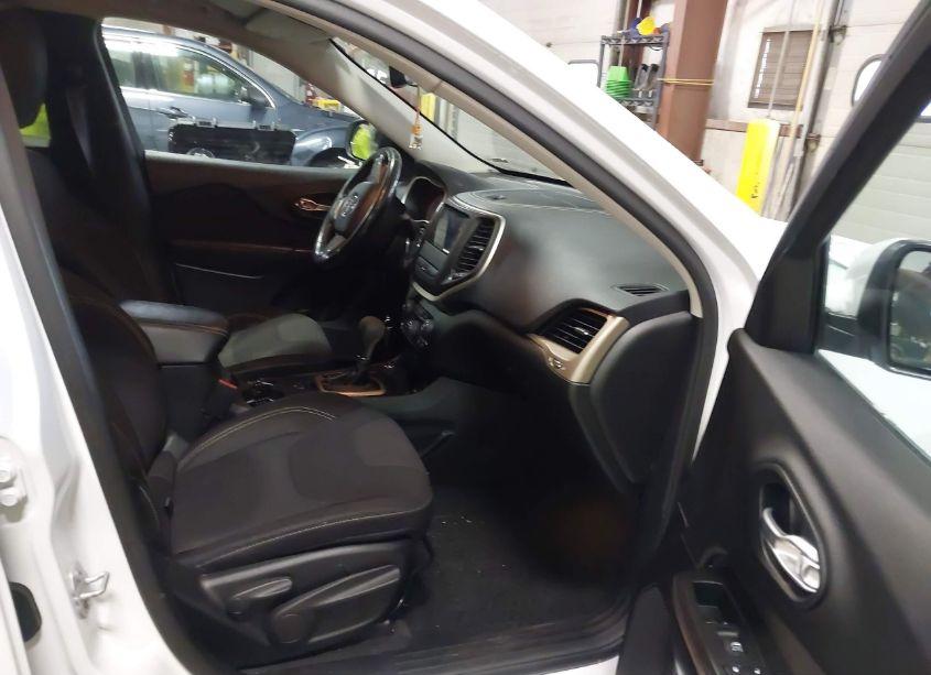 Photo 5 of 2015 Jeep Cherokee LATITUDE (VIN 1C4PJMCS4FW538951)