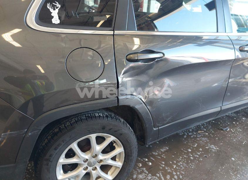 Photo 6 of 2015 Jeep Cherokee LATITUDE (VIN 1C4PJMCS4FW583355)