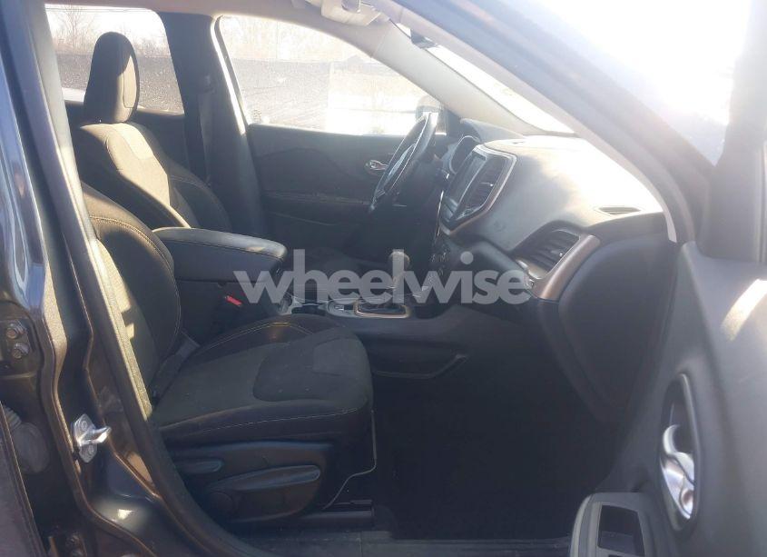 Photo 5 of 2016 Jeep Cherokee LATITUDE (VIN 1C4PJMCS4GW182826)