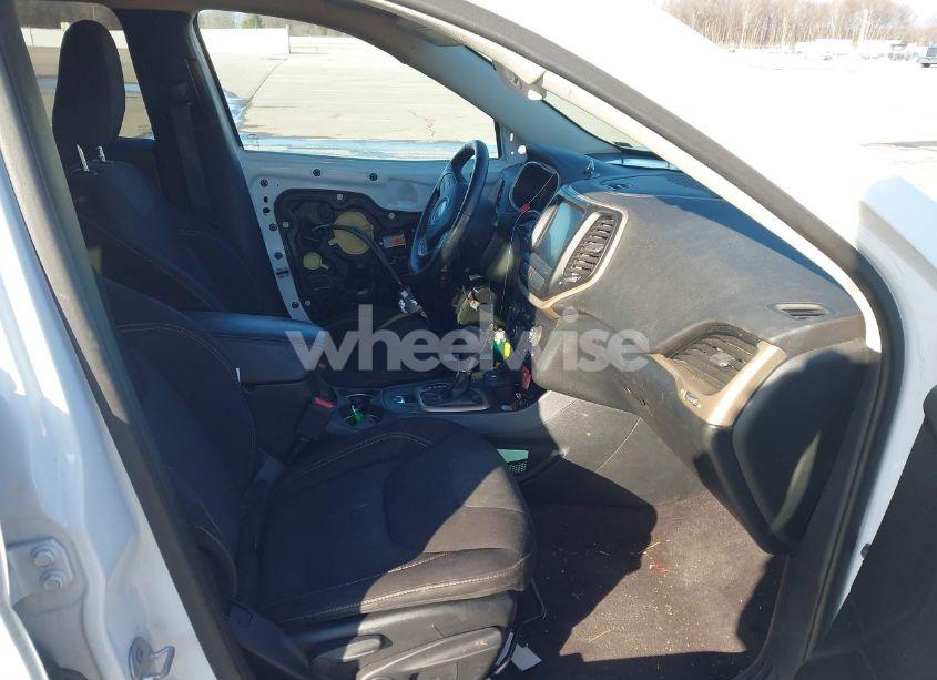 Photo 5 of 2016 Jeep Cherokee LATITUDE (VIN 1C4PJMCS4GW334328)