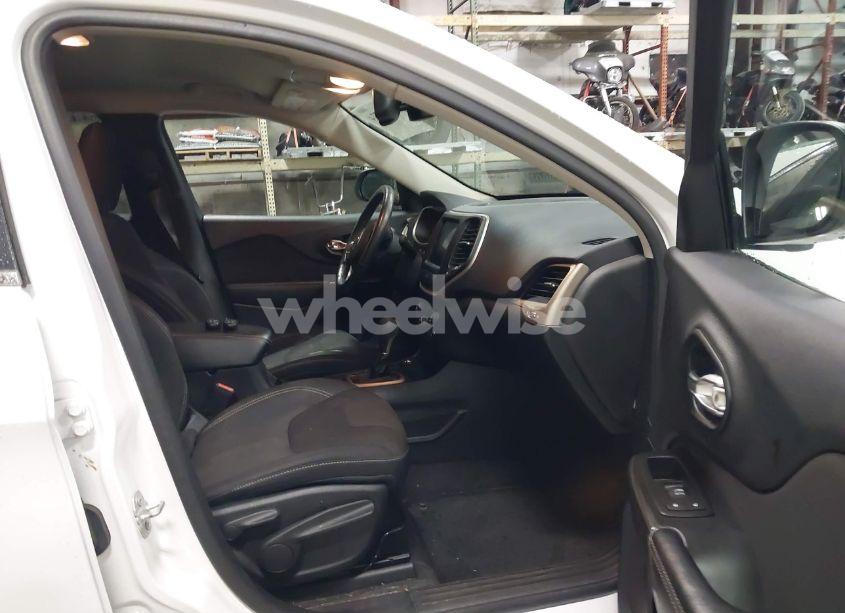 Photo 5 of 2015 Jeep Cherokee LATITUDE (VIN 1C4PJMCS5FW558660)