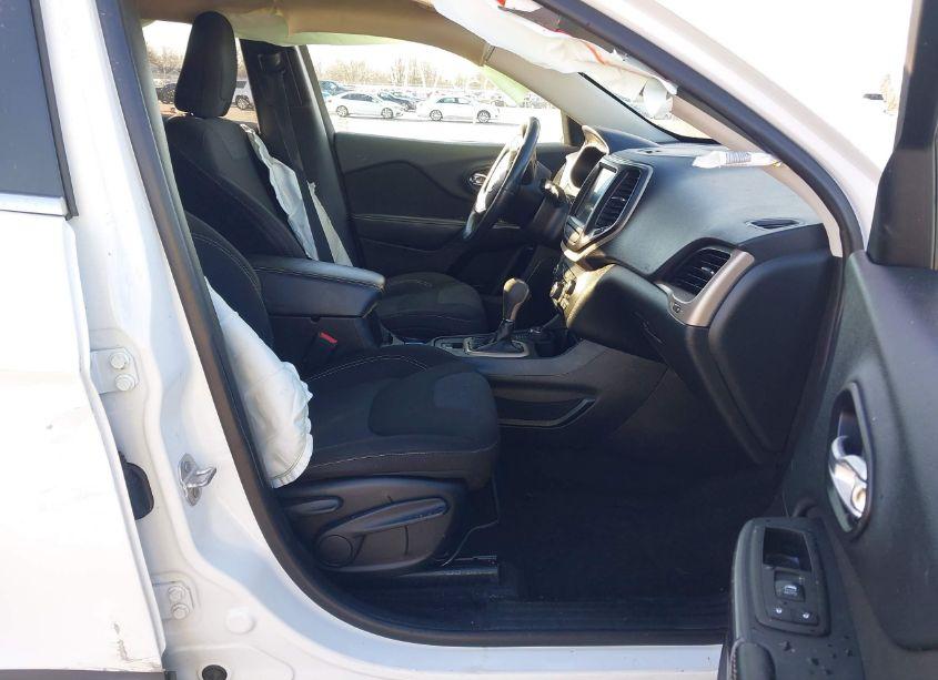 Photo 5 of 2015 Jeep Cherokee LATITUDE (VIN 1C4PJMCS5FW667846)