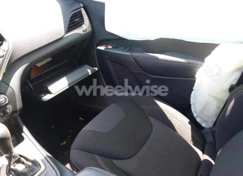 Photo 5 of 2016 Jeep Cherokee LATITUDE (VIN 1C4PJMCS5GW209340)