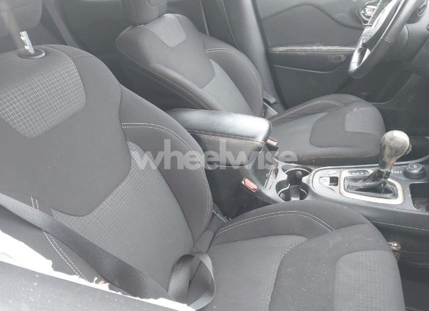 Photo 5 of 2016 Jeep Cherokee LATITUDE (VIN 1C4PJMCS5GW277895)