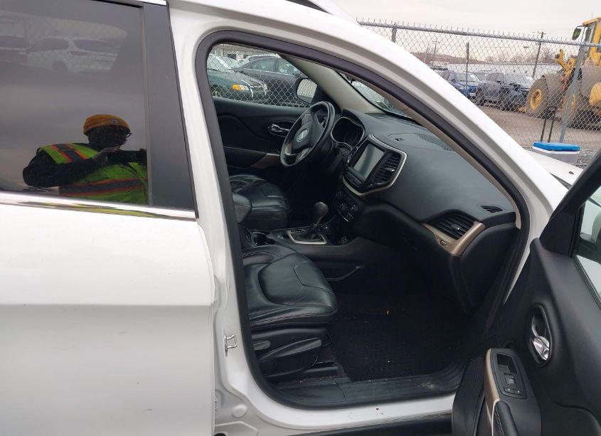 Photo 5 of 2017 Jeep Cherokee LATITUDE 4X4 (VIN 1C4PJMCS5HW576160)