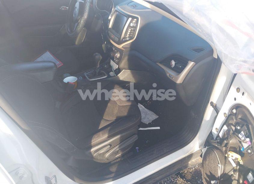 Photo 5 of 2015 Jeep Cherokee LATITUDE (VIN 1C4PJMCS6FW583776)