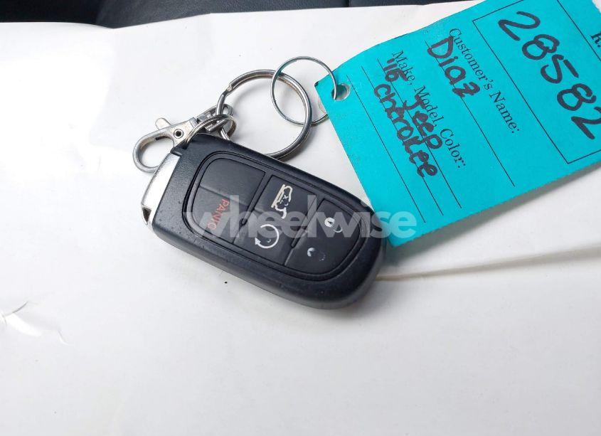 Photo 11 of 2015 Jeep Cherokee LATITUDE (VIN 1C4PJMCS6FW594812)