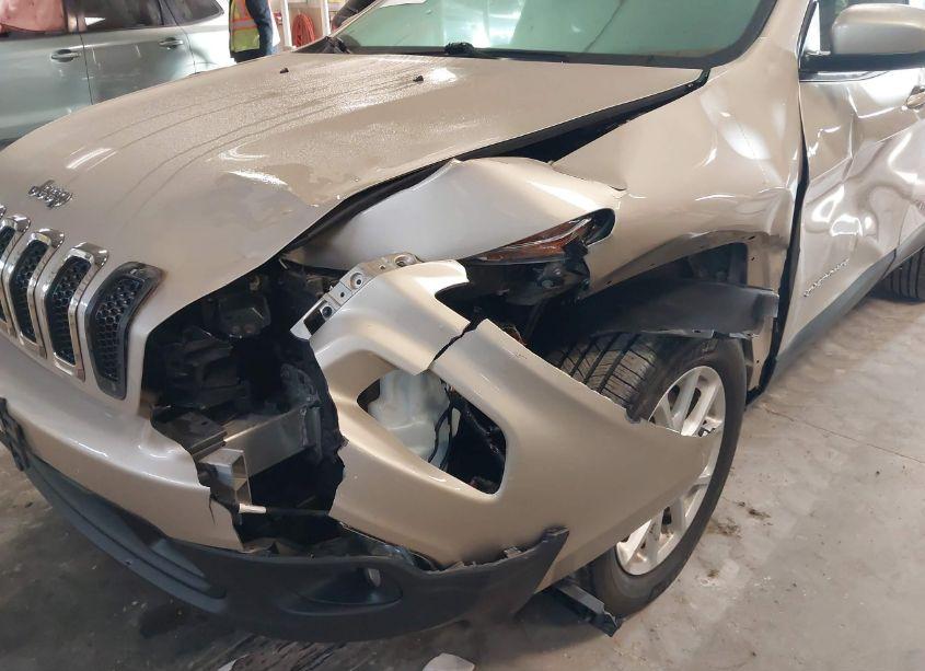 Photo 6 of 2015 Jeep Cherokee LATITUDE (VIN 1C4PJMCS6FW600110)