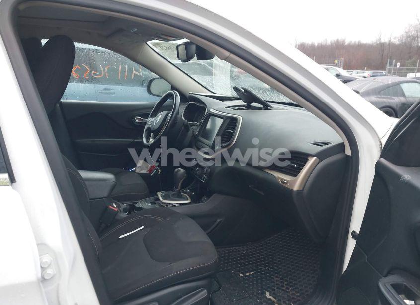 Photo 5 of 2016 Jeep Cherokee LATITUDE (VIN 1C4PJMCS6GW105892)