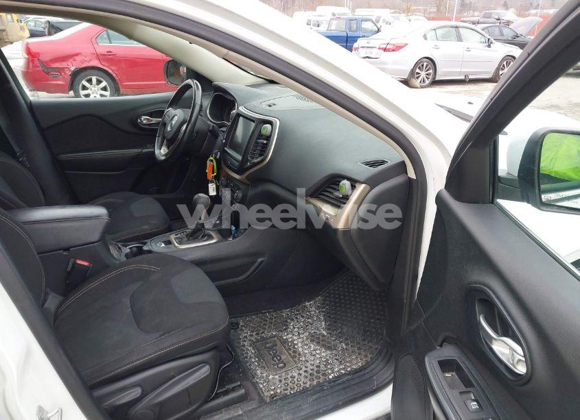 Photo 5 of 2016 Jeep Cherokee LATITUDE (VIN 1C4PJMCS6GW227801)