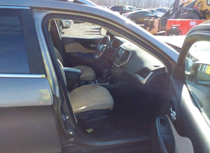 Photo 5 of 2017 Jeep Cherokee LATITUDE 4X4 (VIN 1C4PJMCS6HW509910)