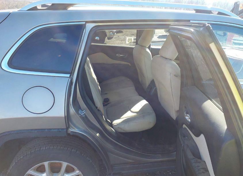 Photo 8 of 2017 Jeep Cherokee LATITUDE 4X4 (VIN 1C4PJMCS6HW509910)