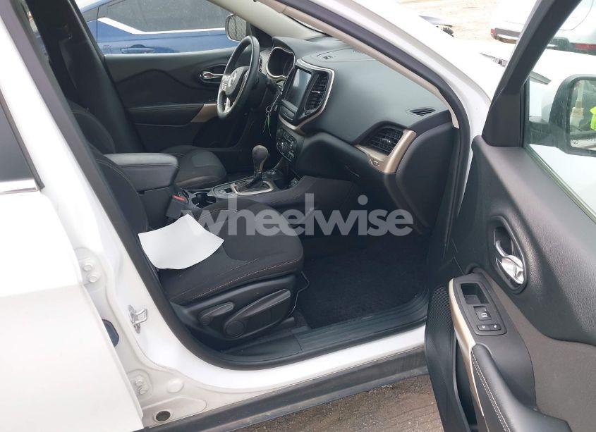 Photo 5 of 2017 Jeep Cherokee LATITUDE 4X4 (VIN 1C4PJMCS6HW633157)