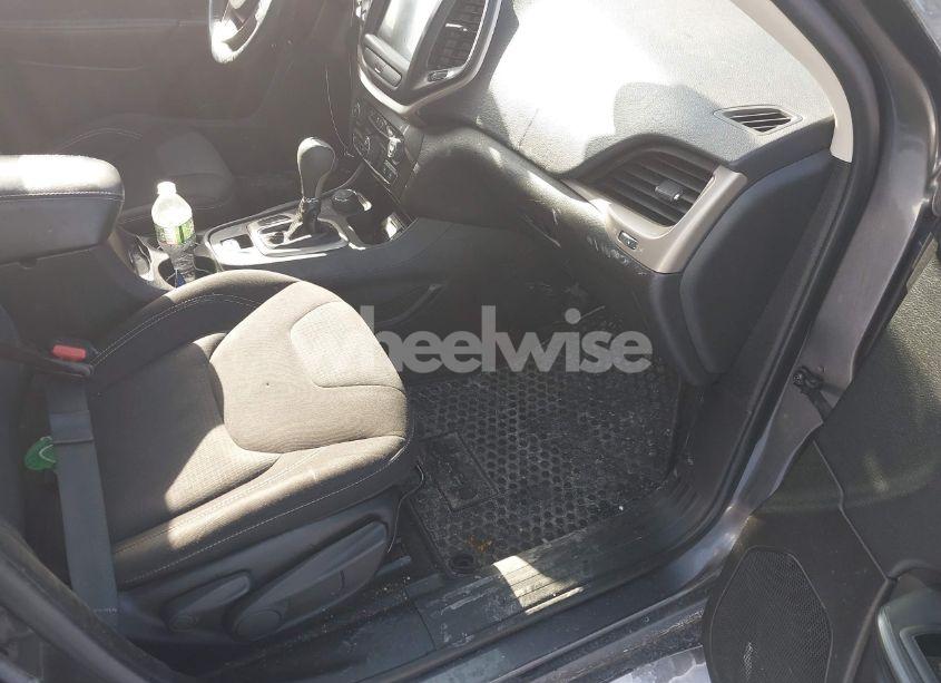 Photo 5 of 2015 Jeep Cherokee LATITUDE (VIN 1C4PJMCS7FW664897)