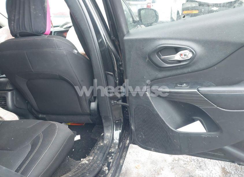 Photo 8 of 2015 Jeep Cherokee LATITUDE (VIN 1C4PJMCS7FW795294)