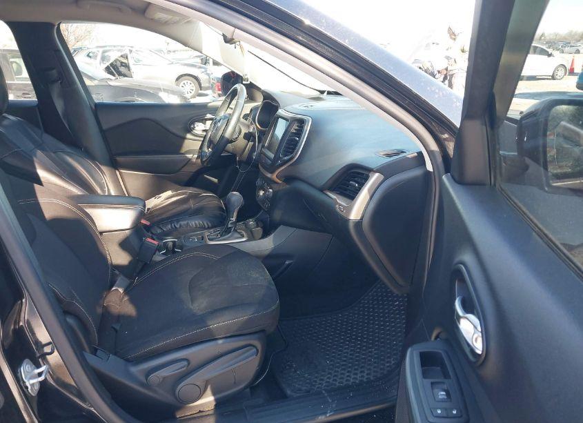 Photo 5 of 2016 Jeep Cherokee ALTITUDE (VIN 1C4PJMCS7GW114701)