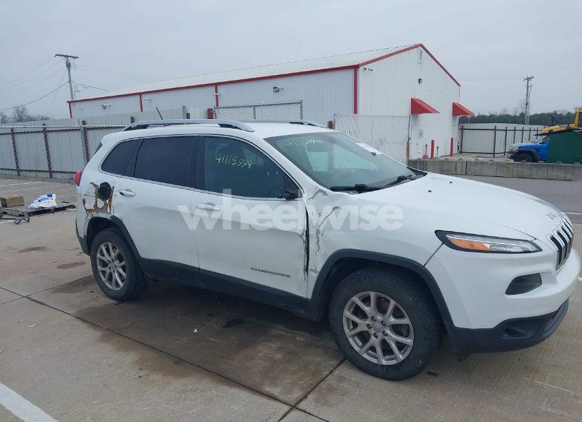 Photo 6 of 2016 Jeep Cherokee LATITUDE (VIN 1C4PJMCS7GW326398)