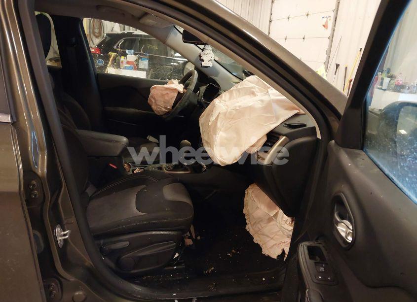 Photo 5 of 2014 Jeep Cherokee LATITUDE (VIN 1C4PJMCS8EW225108)