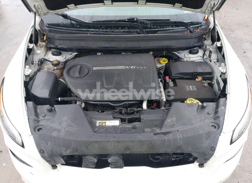 Photo 10 of 2015 Jeep Cherokee LATITUDE (VIN 1C4PJMCS8FW589353)
