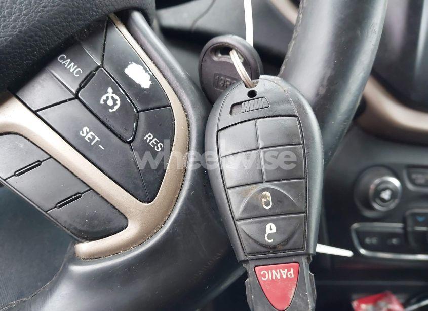 Photo 11 of 2015 Jeep Cherokee LATITUDE (VIN 1C4PJMCS9FW510837)