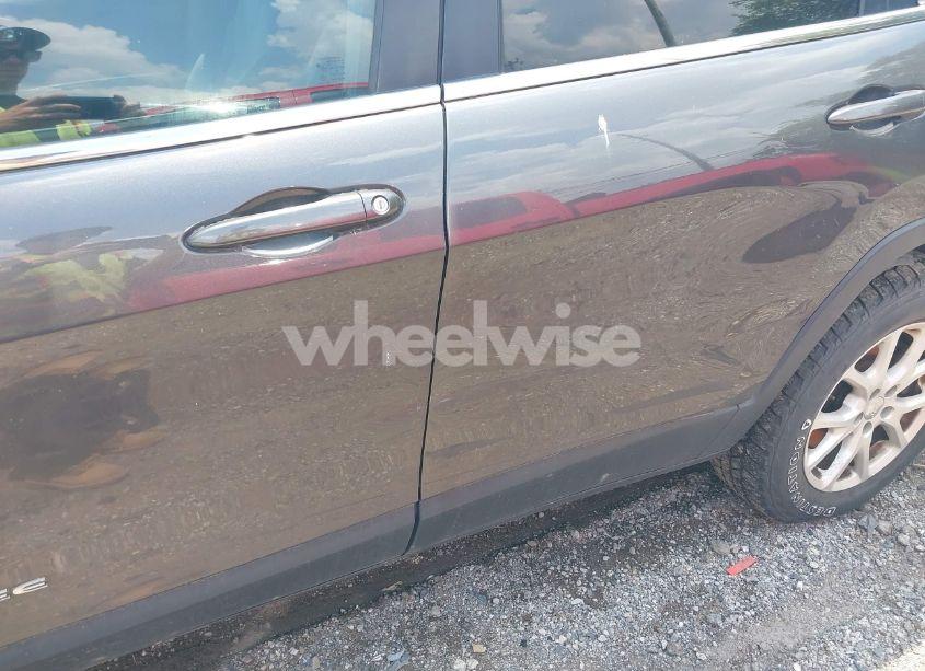 Photo 6 of 2015 Jeep Cherokee LATITUDE (VIN 1C4PJMCS9FW546107)