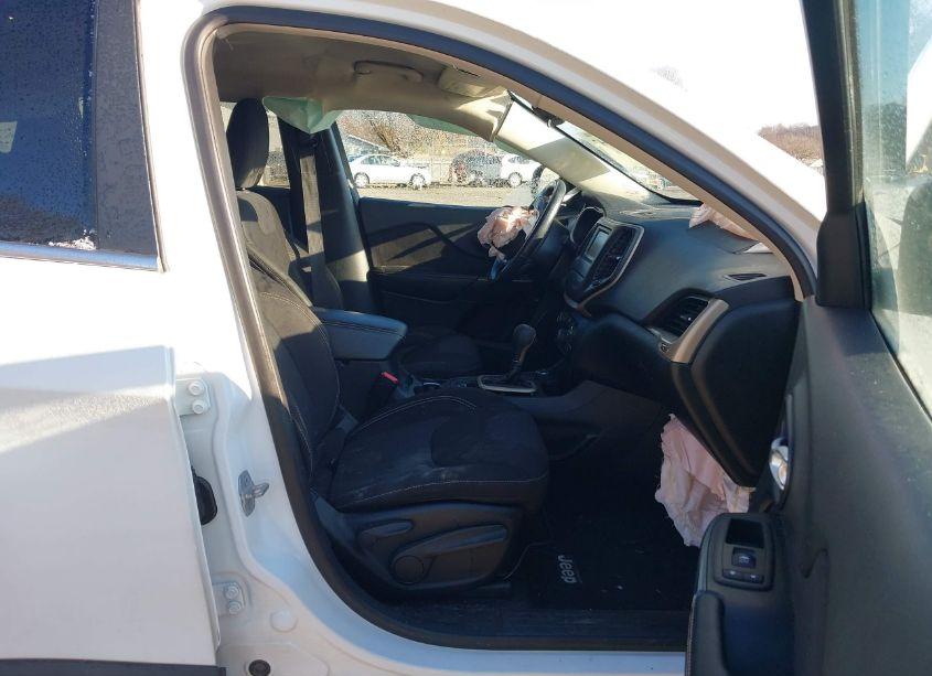 Photo 5 of 2015 Jeep Cherokee LATITUDE (VIN 1C4PJMCS9FW558466)