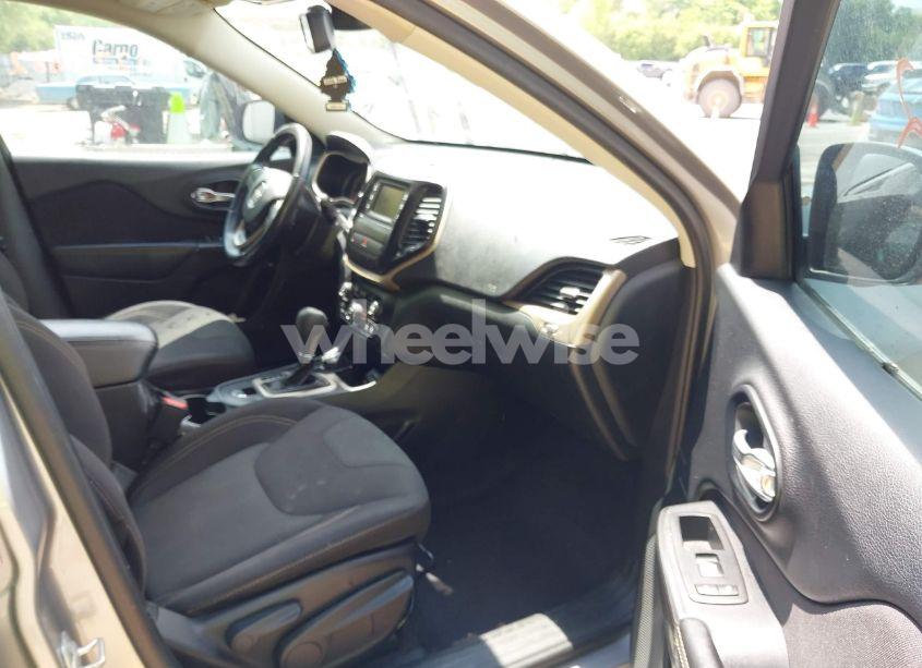 Photo 5 of 2016 Jeep Cherokee LATITUDE (VIN 1C4PJMCS9GW213469)