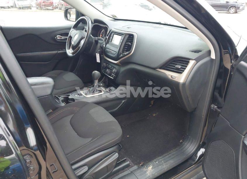 Photo 5 of 2017 Jeep Cherokee LATITUDE 4X4 (VIN 1C4PJMCS9HW513580)