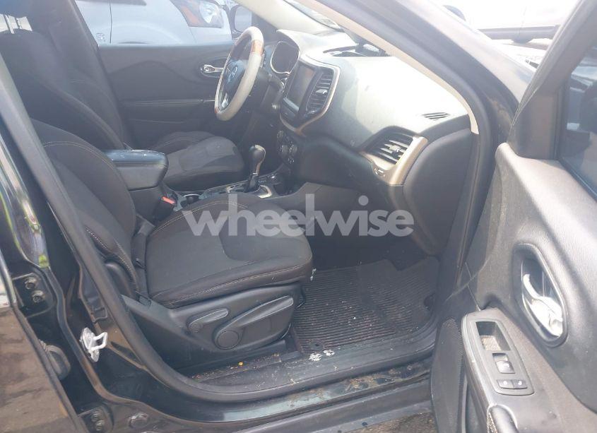 Photo 5 of 2015 Jeep Cherokee LATITUDE (VIN 1C4PJMCSXFW528618)