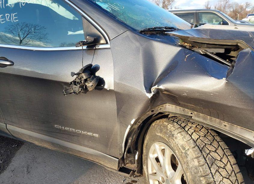 Photo 19 of 2015 Jeep Cherokee LATITUDE (VIN 1C4PJMCSXFW752634)