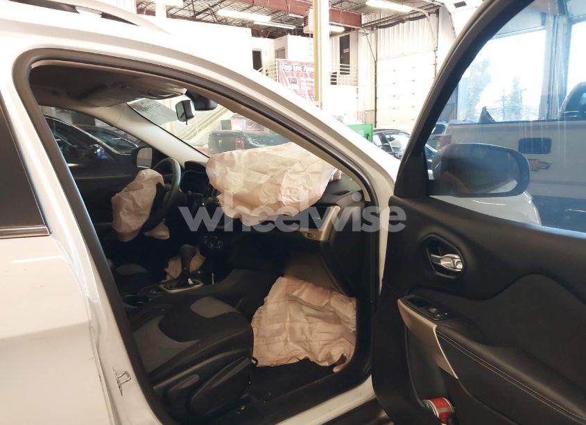 Photo 5 of 2018 Jeep Cherokee LATITUDE 4X4 (VIN 1C4PJMCX1JD514400)