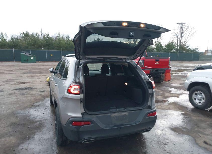 Photo 3 of 2018 Jeep Cherokee LATITUDE 4X4 (VIN 1C4PJMCX2JD616997)