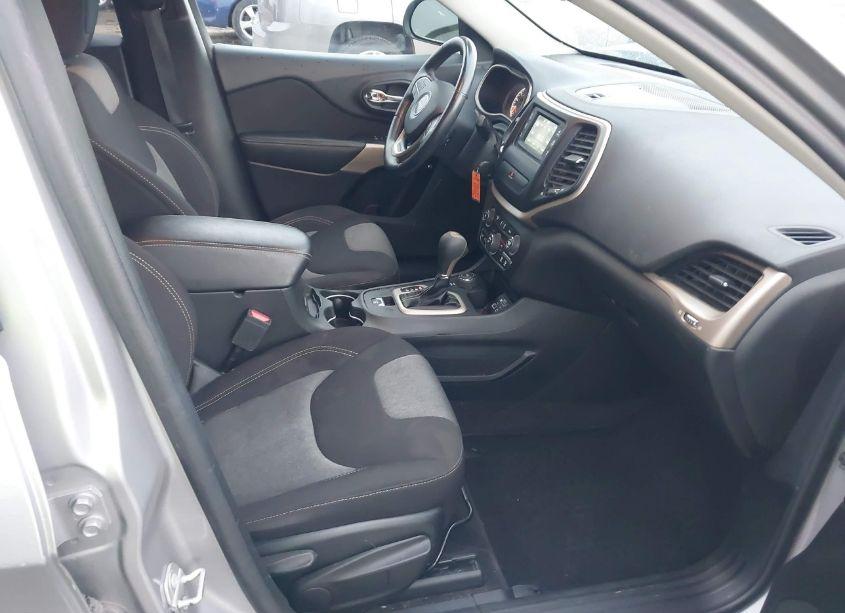 Photo 5 of 2018 Jeep Cherokee LATITUDE 4X4 (VIN 1C4PJMCX2JD616997)