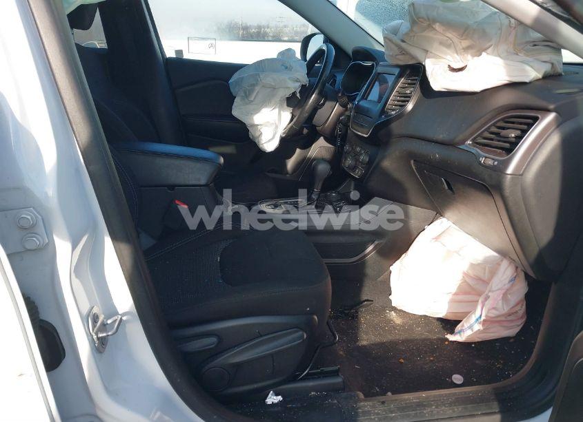 Photo 5 of 2019 Jeep Cherokee LATITUDE 4X4 (VIN 1C4PJMCX2KD356537)