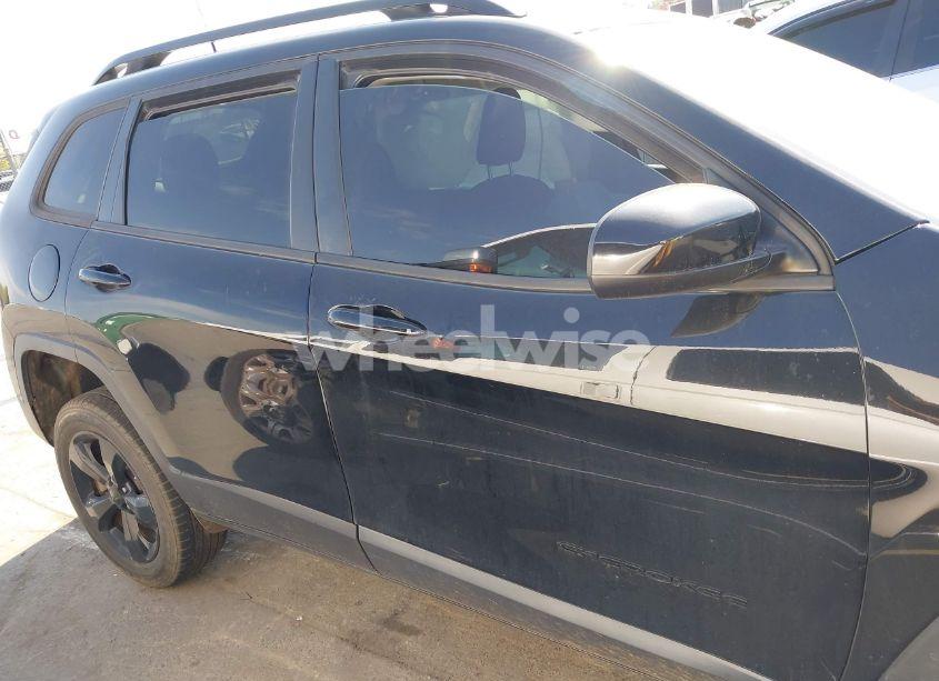 Photo 13 of 2018 Jeep Cherokee LATITUDE 4X4 (VIN 1C4PJMCX3JD515211)