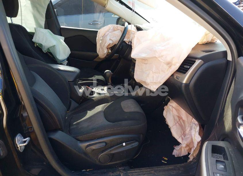 Photo 5 of 2018 Jeep Cherokee LATITUDE 4X4 (VIN 1C4PJMCX3JD515211)