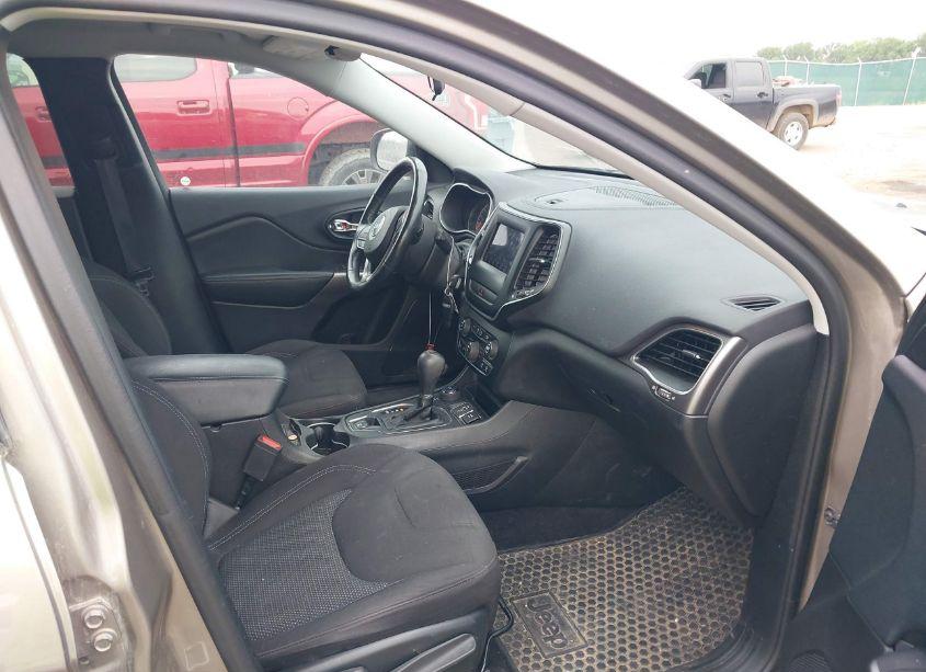 Photo 5 of 2019 Jeep Cherokee LATITUDE 4X4 (VIN 1C4PJMCX3KD155309)