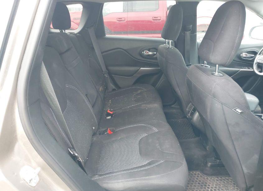 Photo 8 of 2019 Jeep Cherokee LATITUDE 4X4 (VIN 1C4PJMCX3KD155309)