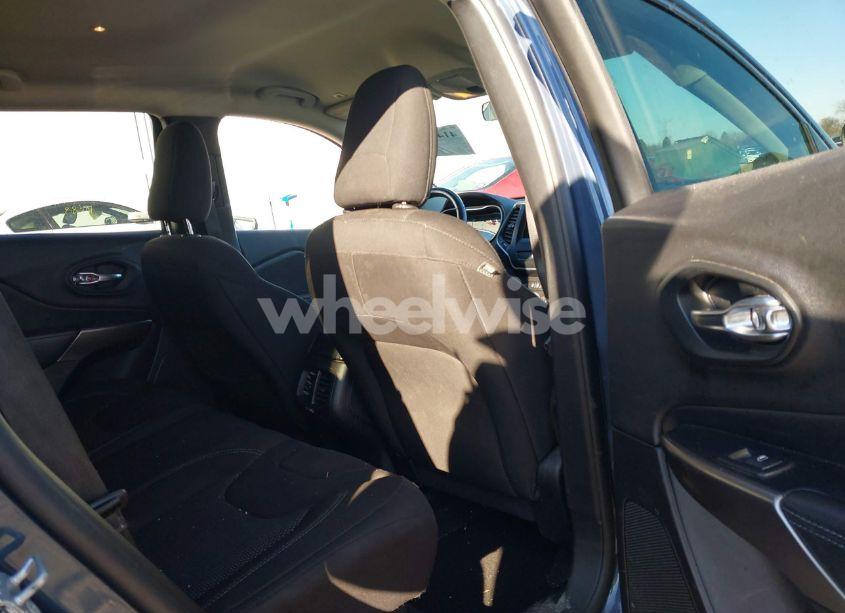 Photo 8 of 2019 Jeep Cherokee LATITUDE 4X4 (VIN 1C4PJMCX4KD469454)