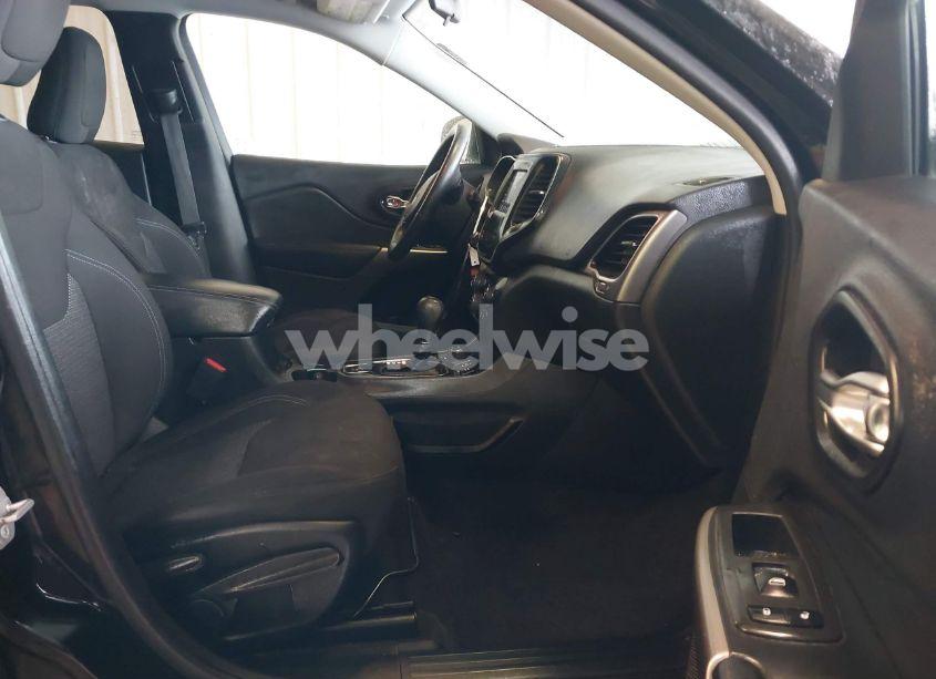 Photo 5 of 2019 Jeep Cherokee LATITUDE 4X4 (VIN 1C4PJMCX5KD155070)