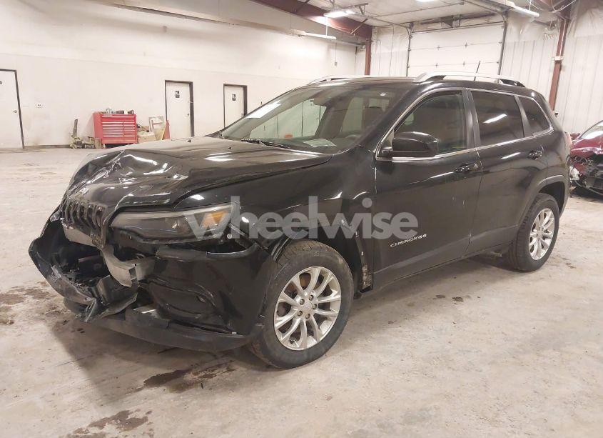 Photo 2 of 2019 Jeep Cherokee LATITUDE 4X4 (VIN 1C4PJMCX6KD218841)