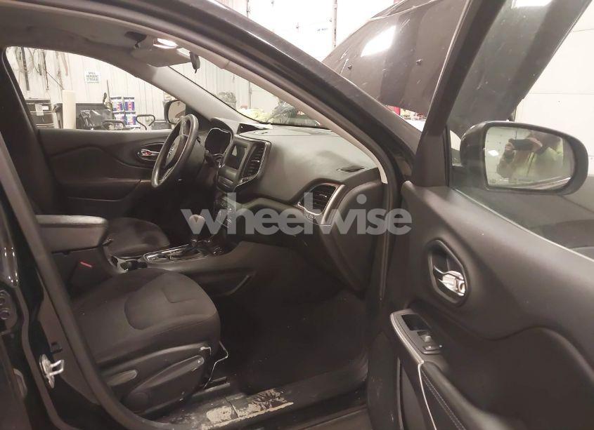 Photo 5 of 2019 Jeep Cherokee LATITUDE 4X4 (VIN 1C4PJMCX6KD218841)