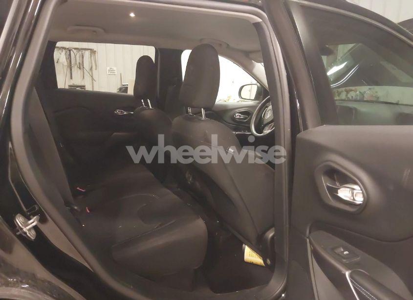 Photo 8 of 2019 Jeep Cherokee LATITUDE 4X4 (VIN 1C4PJMCX6KD218841)