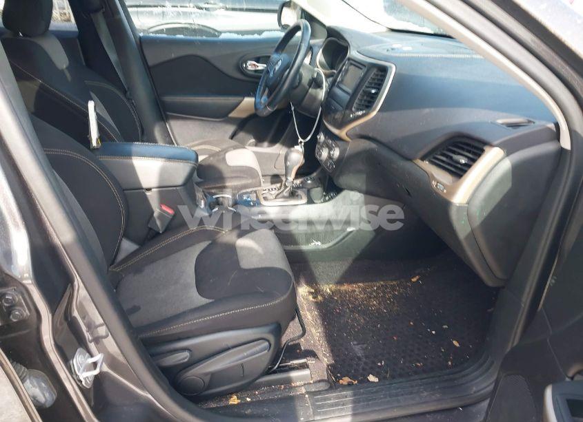 Photo 5 of 2018 Jeep Cherokee LATITUDE 4X4 (VIN 1C4PJMCX7JD560071)