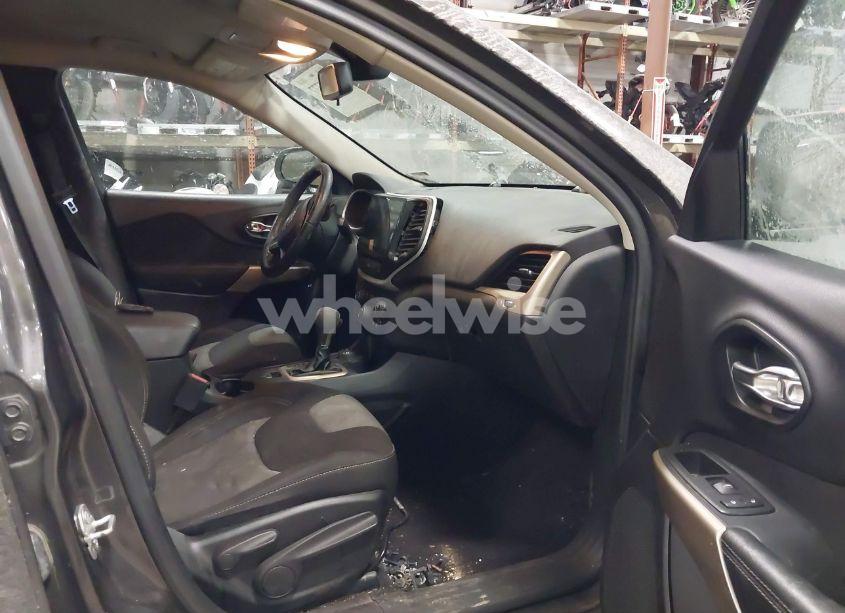 Photo 5 of 2018 Jeep Cherokee LATITUDE 4X4 (VIN 1C4PJMCX7JD582961)